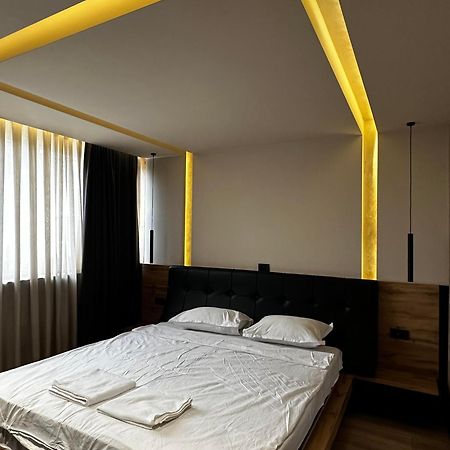 Zet Apartments - Bedroom & Bathroom 프리슈티나 외부 사진