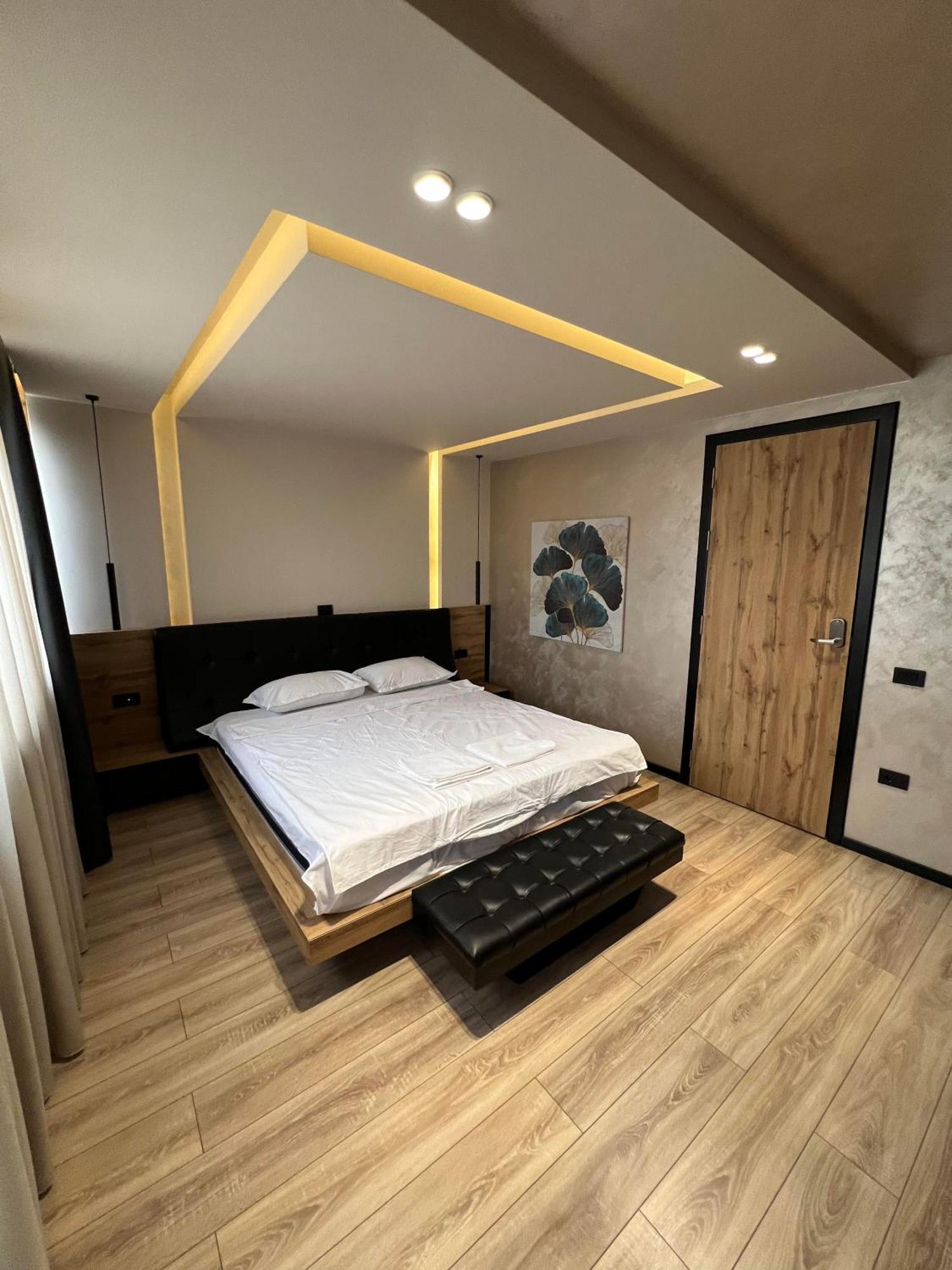 Zet Apartments - Bedroom & Bathroom 프리슈티나 외부 사진