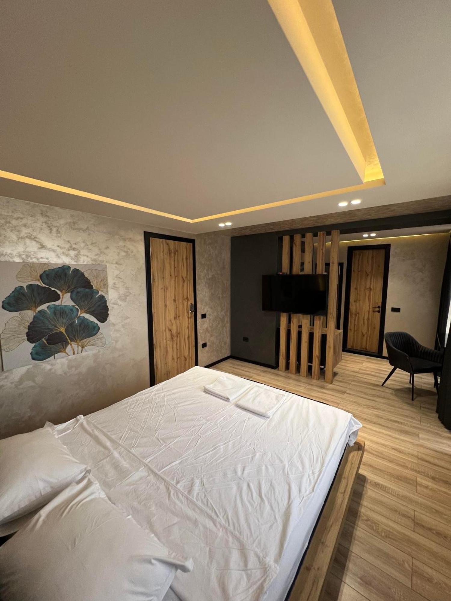 Zet Apartments - Bedroom & Bathroom 프리슈티나 외부 사진