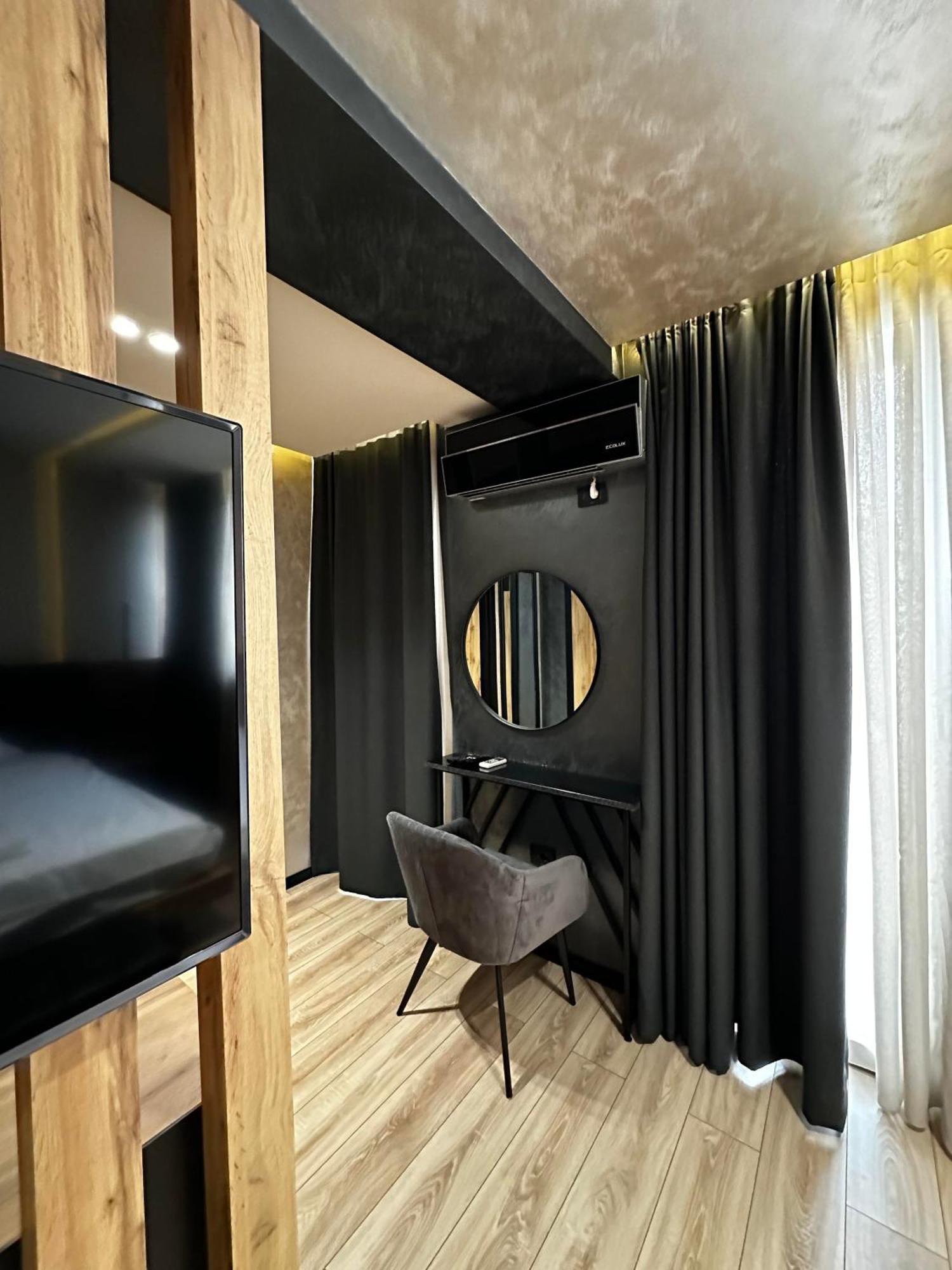 Zet Apartments - Bedroom & Bathroom 프리슈티나 외부 사진