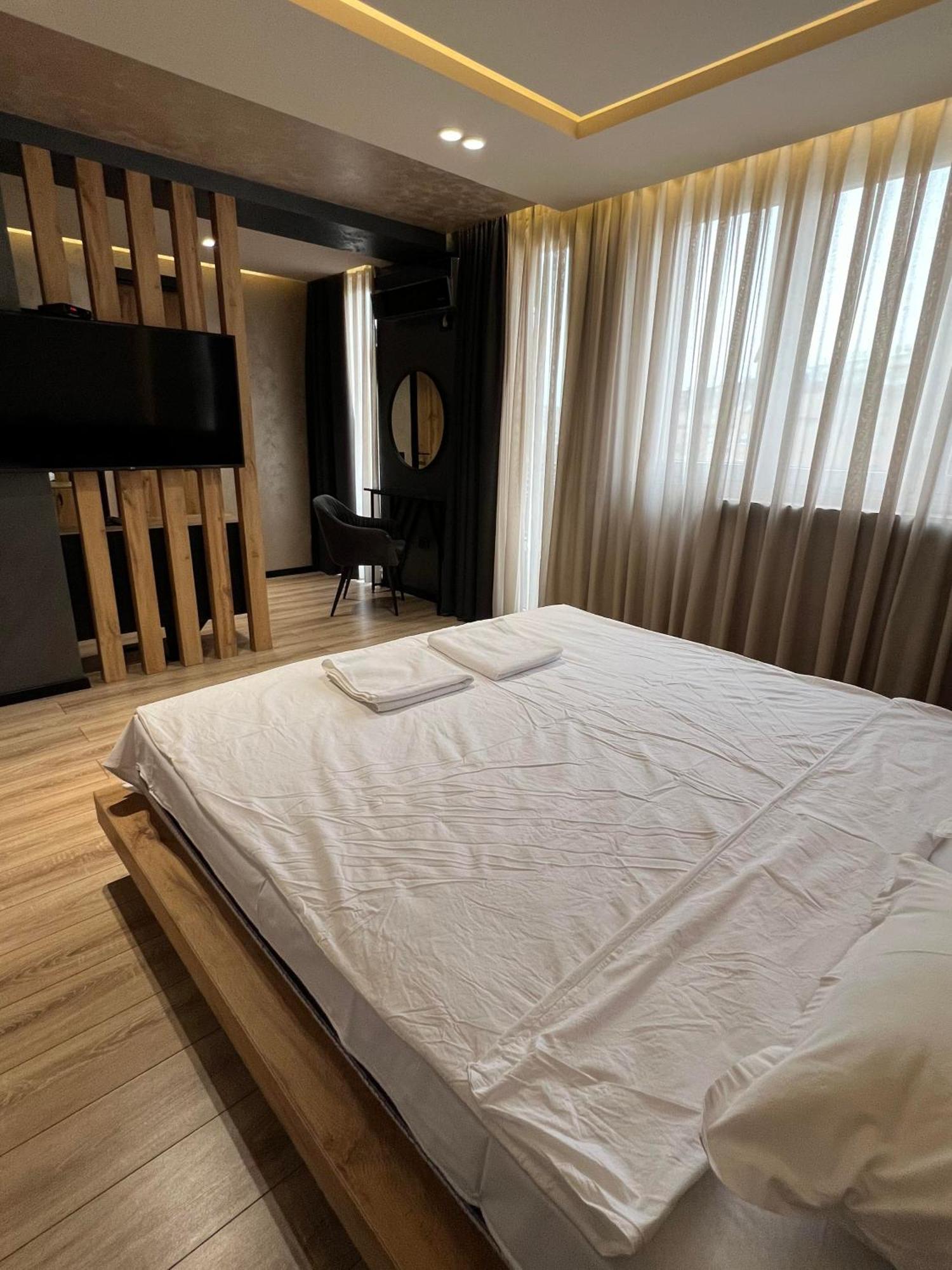 Zet Apartments - Bedroom & Bathroom 프리슈티나 외부 사진