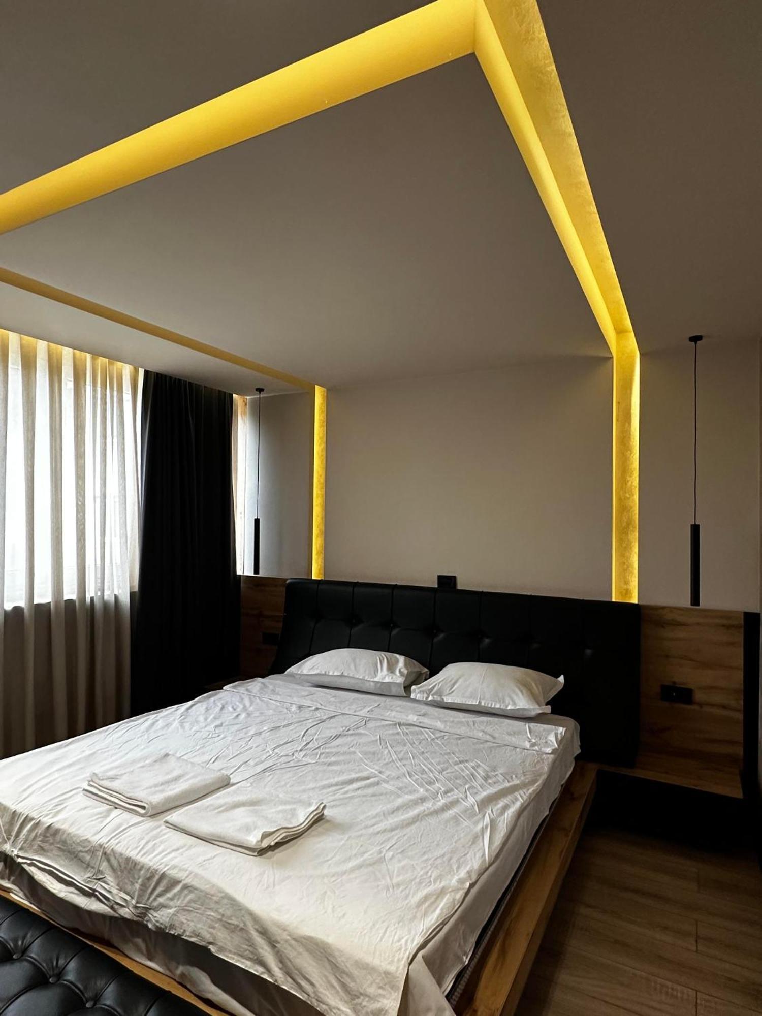 Zet Apartments - Bedroom & Bathroom 프리슈티나 외부 사진
