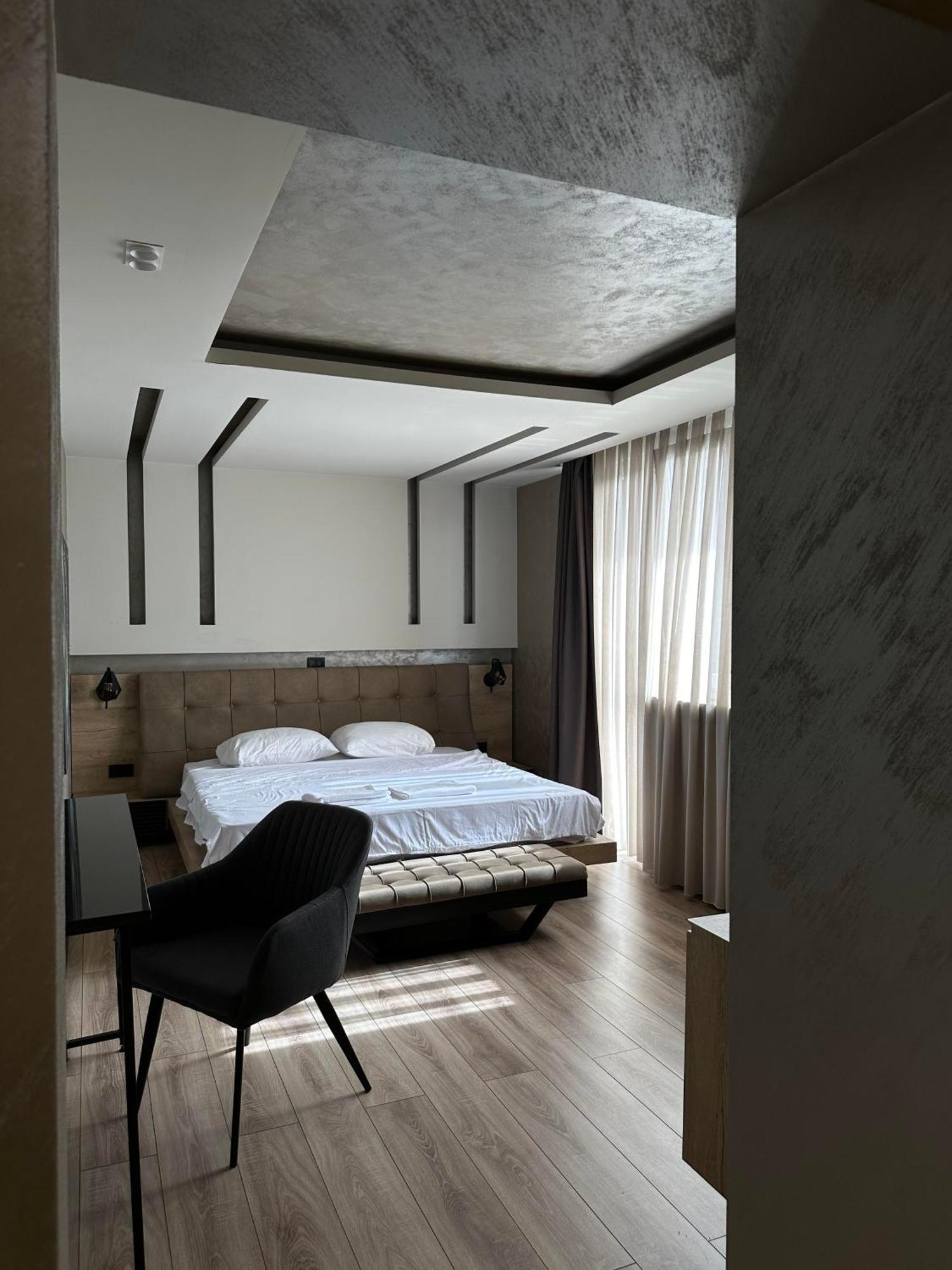 Zet Apartments - Bedroom & Bathroom 프리슈티나 외부 사진