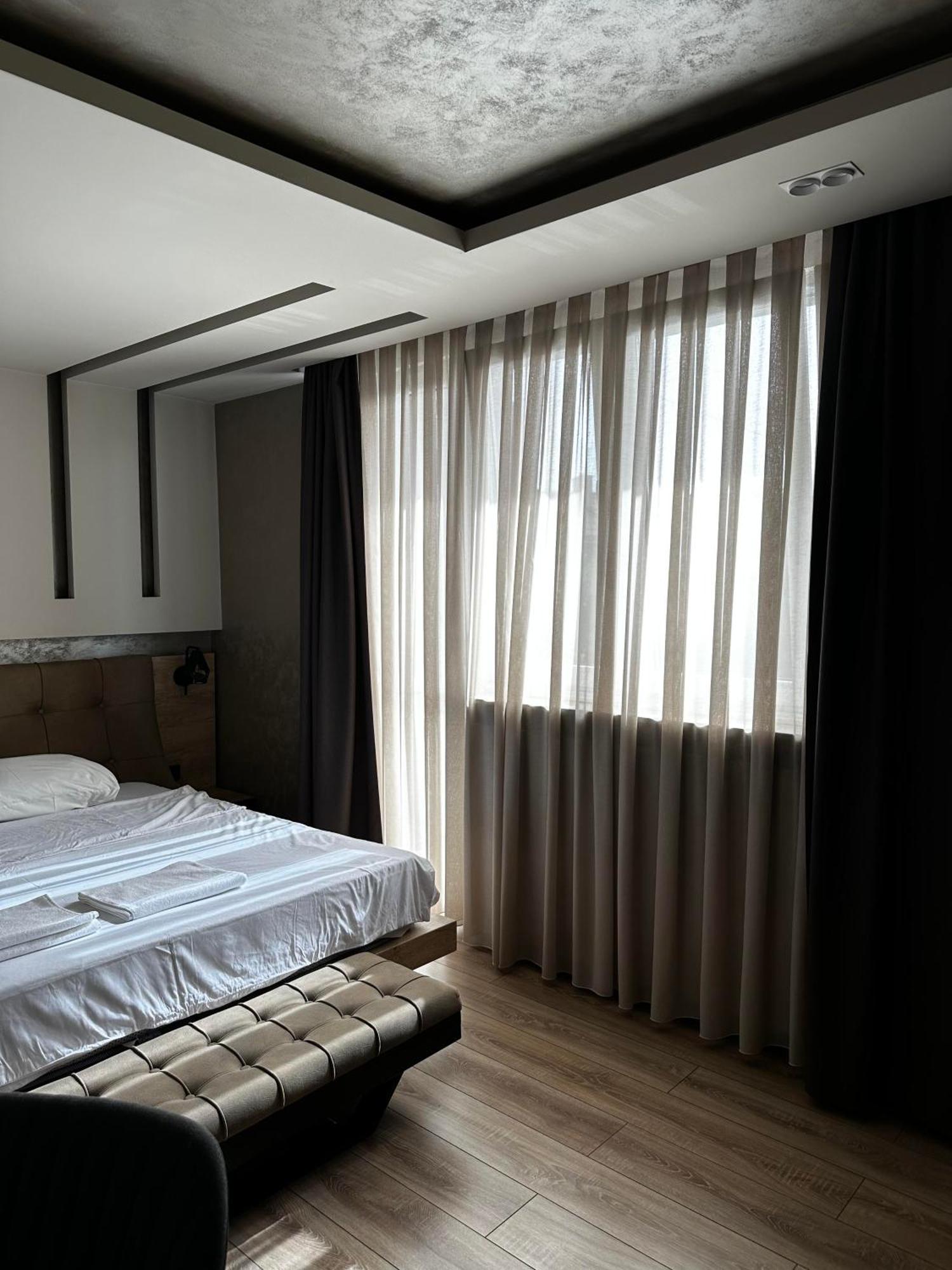 Zet Apartments - Bedroom & Bathroom 프리슈티나 외부 사진